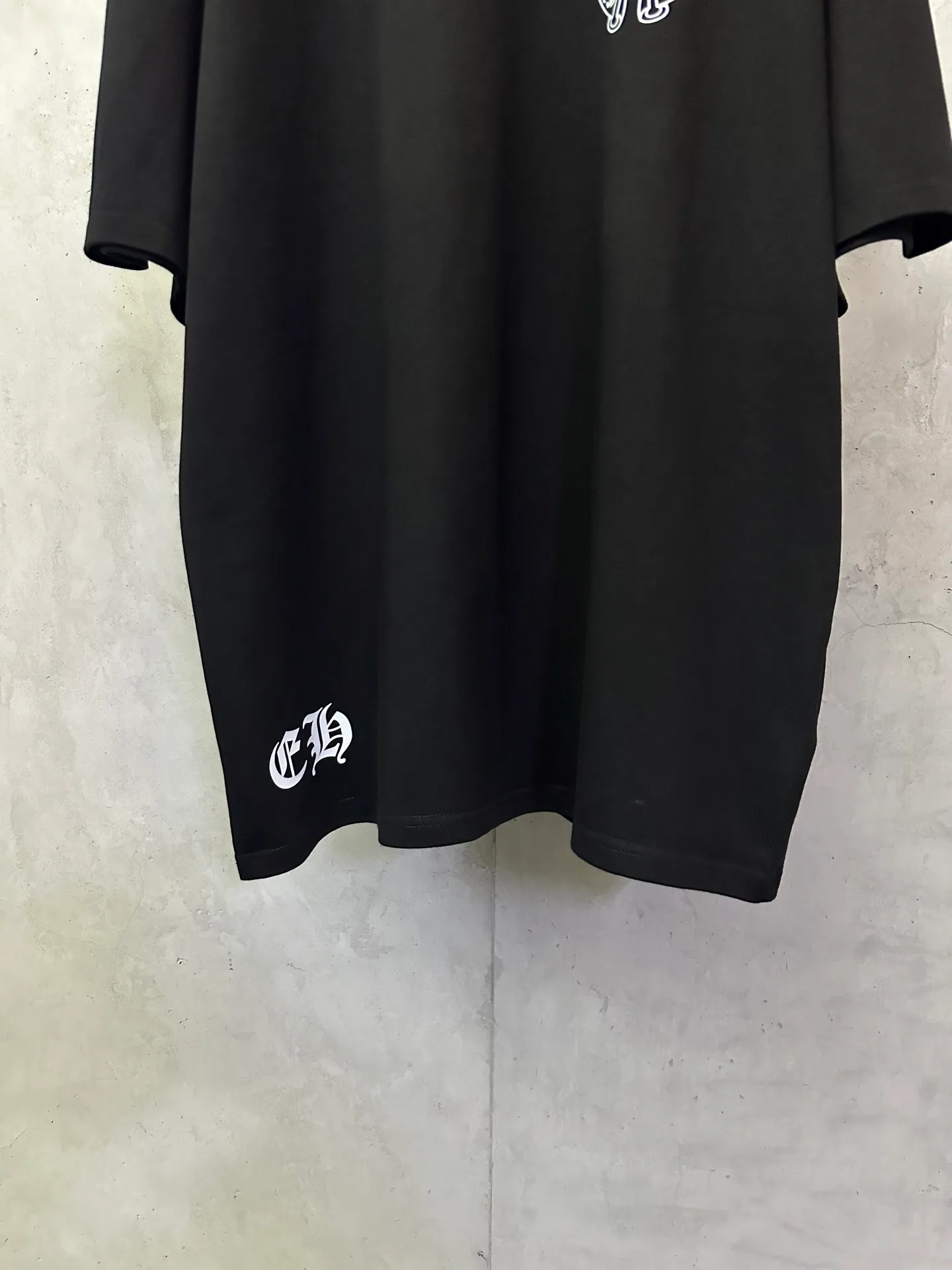 P260 Chrome Hearts 25ss Sanskrit flag printed round neck short-sleeved T-shirt. Fabric is high-definition and super heavy. Cotton double yarn compact Xinjiang cotton. Weight 400g. Paired with 2*2 Salona ribs. 420g. Clean cloth. Clear texture. Tight feel. Stiff. High color fastness. No deformation. No discoloration. Customized hardware. Threads. Accessories. Alignment. Uniform for men and women. -Color: Black White -Size: XS S M L XL